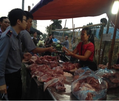 Công tác giám sát an toàn thực phẩm ở các chợ đầu mối đang được siết chặt cong tac giam sat an toan thuc pham o cac cho dau moi dang duoc siet chat