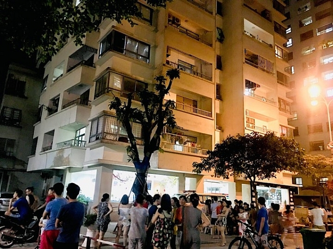 Hà Nội: Cụ bà trượt chân rơi từ tầng 16 xuống mái che tầng 4 của chung cư ha noi cu ba truot chan roi tu tang 16 xuong mai che tang 4 cua chung cu