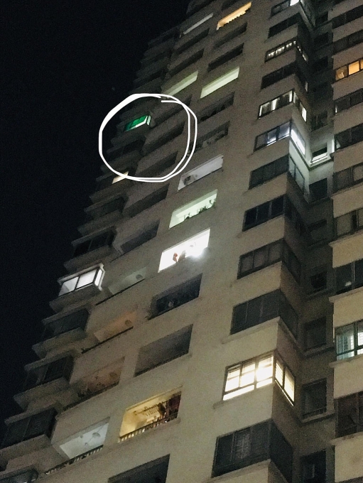 Hà Nội: Cụ bà trượt chân rơi từ tầng 16 xuống mái che tầng 4 của chung cư ha noi cu ba truot chan roi tu tang 16 xuong mai che tang 4 cua chung cu