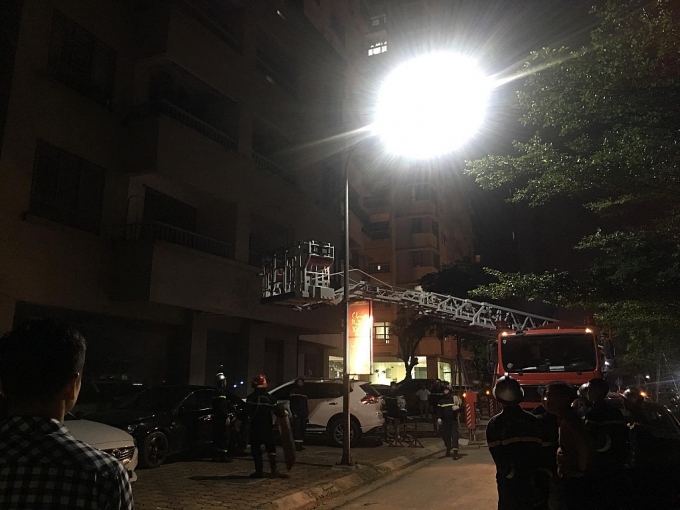 Hà Nội: Cụ bà trượt chân rơi từ tầng 16 xuống mái che tầng 4 của chung cư ha noi cu ba truot chan roi tu tang 16 xuong mai che tang 4 cua chung cu