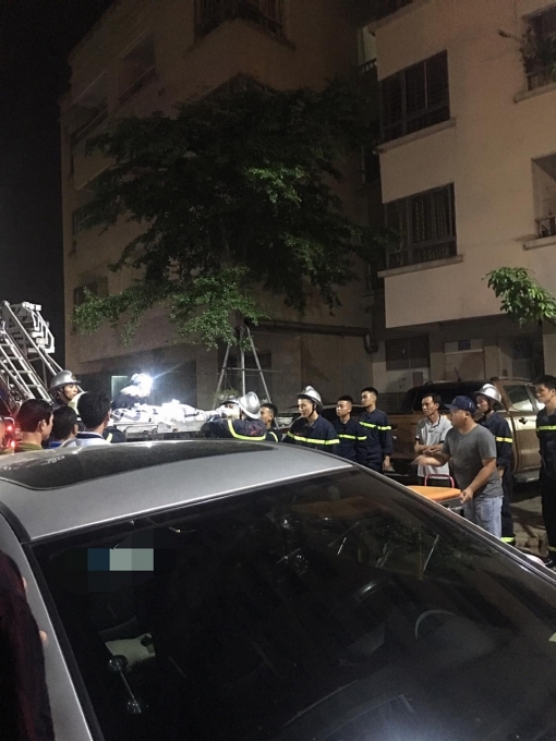 Hà Nội: Cụ bà trượt chân rơi từ tầng 16 xuống mái che tầng 4 của chung cư ha noi cu ba truot chan roi tu tang 16 xuong mai che tang 4 cua chung cu