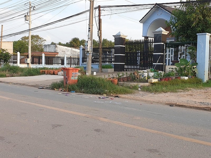 Bé gái ở Bình Dương tai nạn chết thảm vì thùng rác bên đường be gai o binh duong tai nan chet tham vi thung rac ben duong