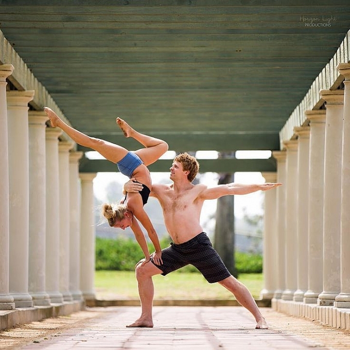 10 buc anh tuyet dep ve yoga couple giup truyen cam hung ve yoga danh cho cap doi