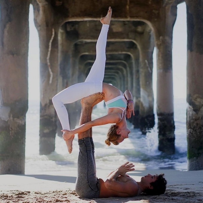 10 buc anh tuyet dep ve yoga couple giup truyen cam hung ve yoga danh cho cap doi