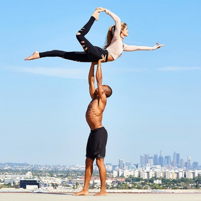 10 buc anh tuyet dep ve yoga couple giup truyen cam hung ve yoga danh cho cap doi