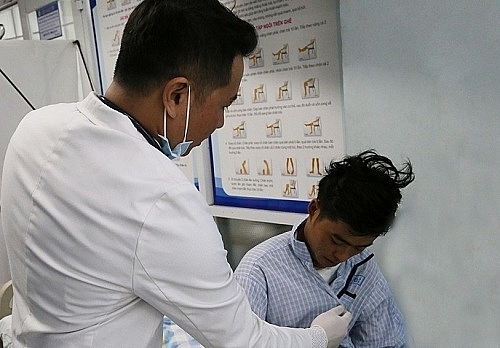 Thoát chết ký diệu dù đã đứt lìa động mạch cảnh thoat chet ky dieu du da bi dut lia dong mach canh