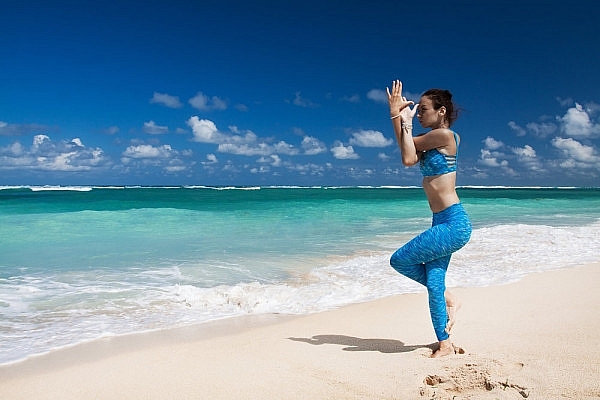 10 động tác yoga giúp cải thiện sức khoẻ và vóc dáng cho dân văn phòng 10 dong tac yoga giup cai thien suc khoe va voc dang cho dan van phong