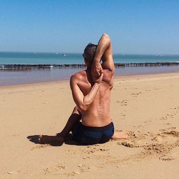 10 động tác yoga giúp cải thiện sức khoẻ và vóc dáng cho dân văn phòng 10 dong tac yoga giup cai thien suc khoe va voc dang cho dan van phong