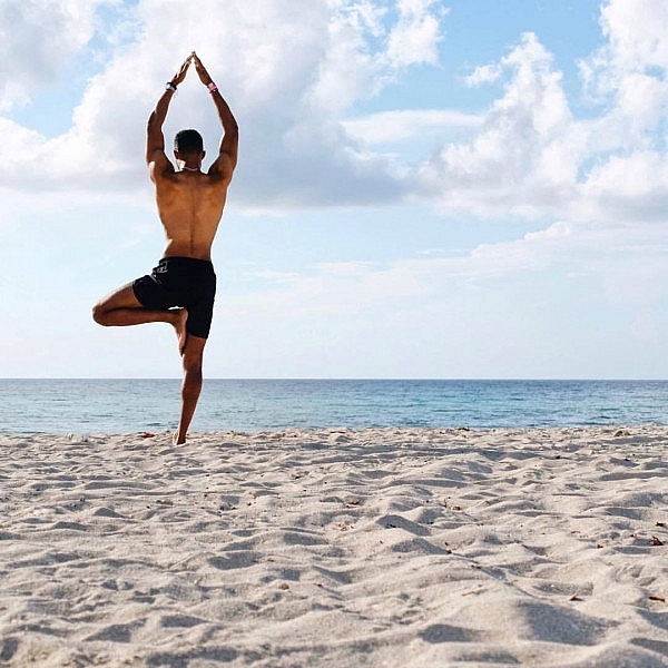 10 động tác yoga giúp cải thiện sức khoẻ và vóc dáng cho dân văn phòng 10 dong tac yoga giup cai thien suc khoe va voc dang cho dan van phong