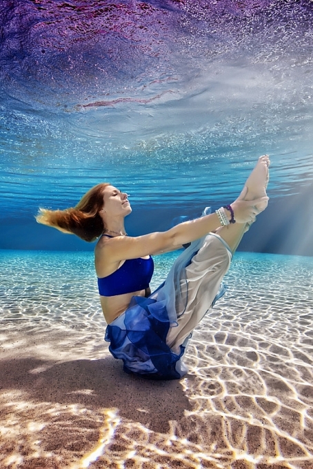 Aqua Yoga (Yoga dưới nước) - những lợi ích và lưu ý khi tập luyện aqua yoga yoga duoi nuoc nhung loi ich va luu y khi tap luyen