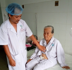 Phẫu thuật thành công lấy viên sỏi "khổng lồ" cho cụ bà 84 tuổi
