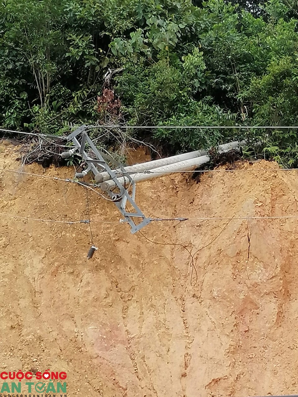 Vượt rừng sửa điện phục vụ đồng bào vùng cao Quảng Nam Vượt rừng sửa điện phục vụ đồng bào vùng cao Quảng Nam