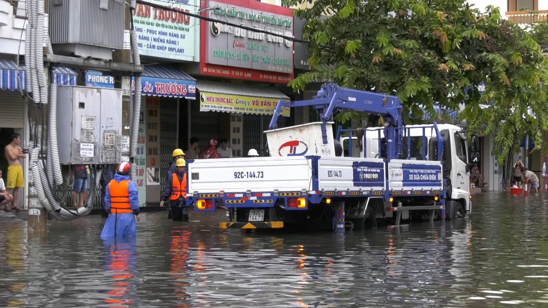 Quảng Nam khôi phục cấp điện cho người dân sau   bão lũ