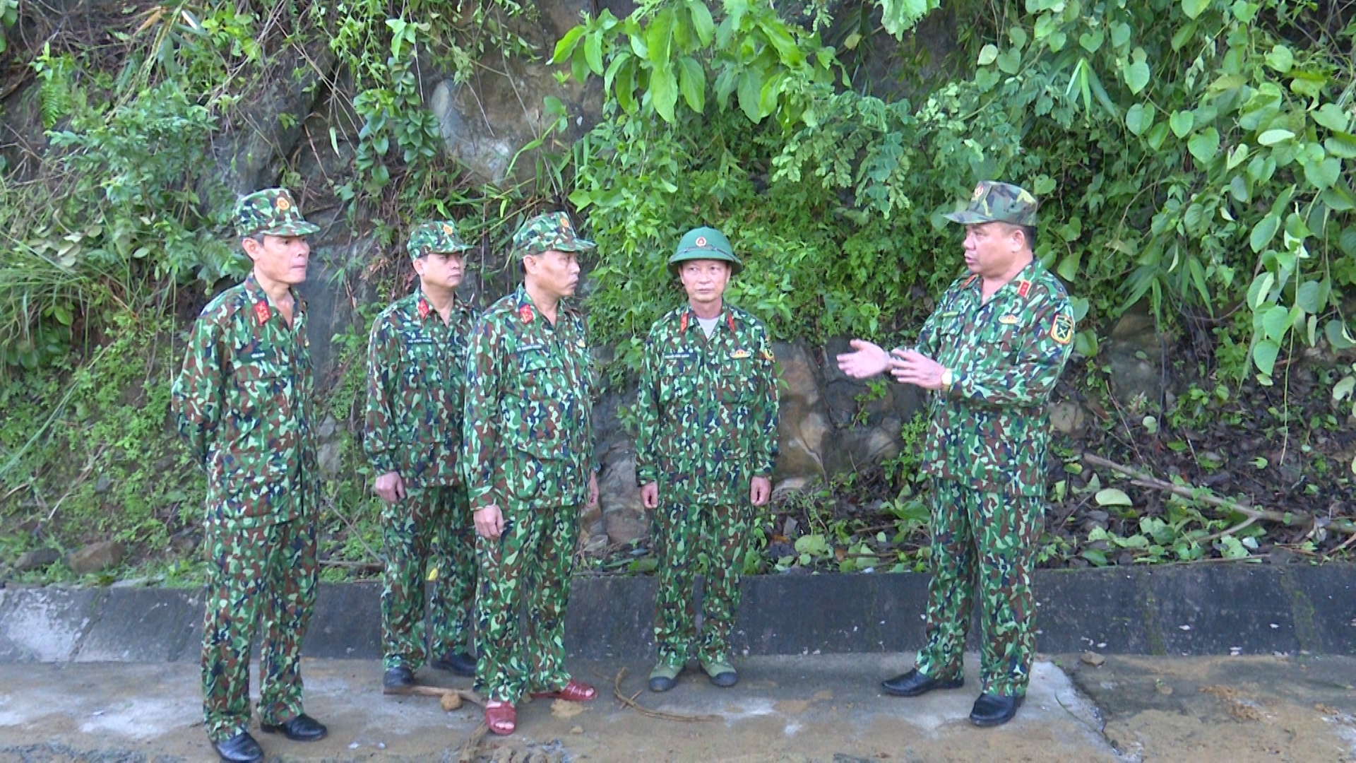 Kinh hoàng 2 vụ sạt lở núi liên tiếp xảy ra tại Quảng Nam Kinh hoàng 2 vụ sạt lở núi liên tiếp xảy ra tại Quảng Nam