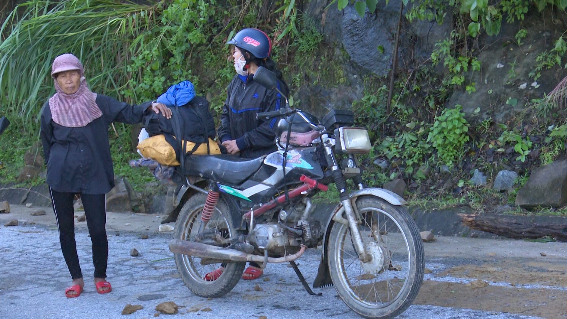 Kinh hoàng 2 vụ sạt lở núi liên tiếp xảy ra tại Quảng Nam Kinh hoàng 2 vụ sạt lở núi liên tiếp xảy ra tại Quảng Nam