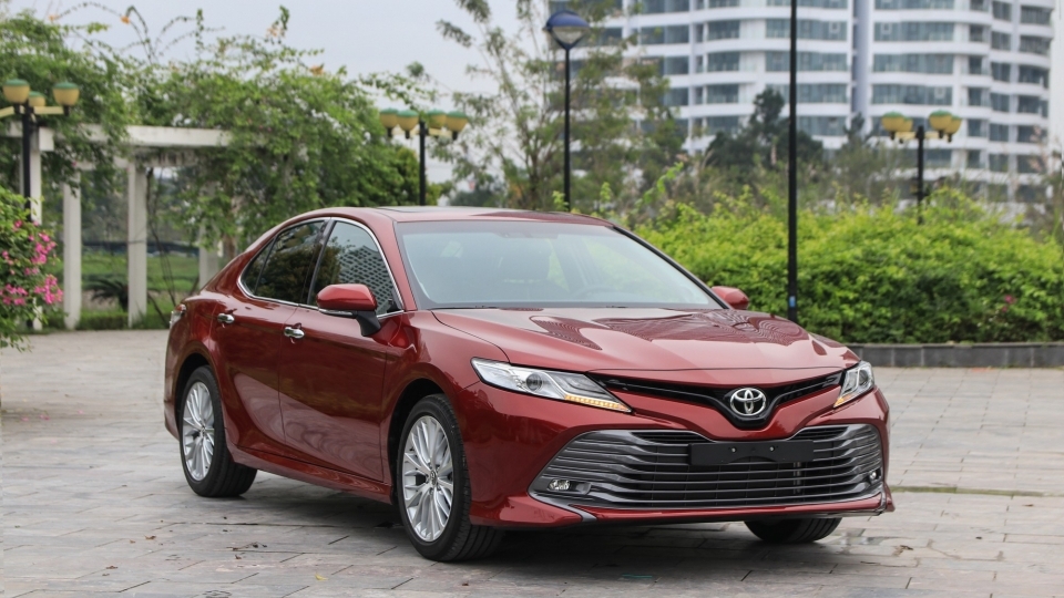 Toyota Camry bất ngờ giảm tới 50 triệu đồng tại đại lý