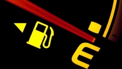 Khi kim xăng chạm vạch đỏ, xe còn đi được bao lâu nữa?