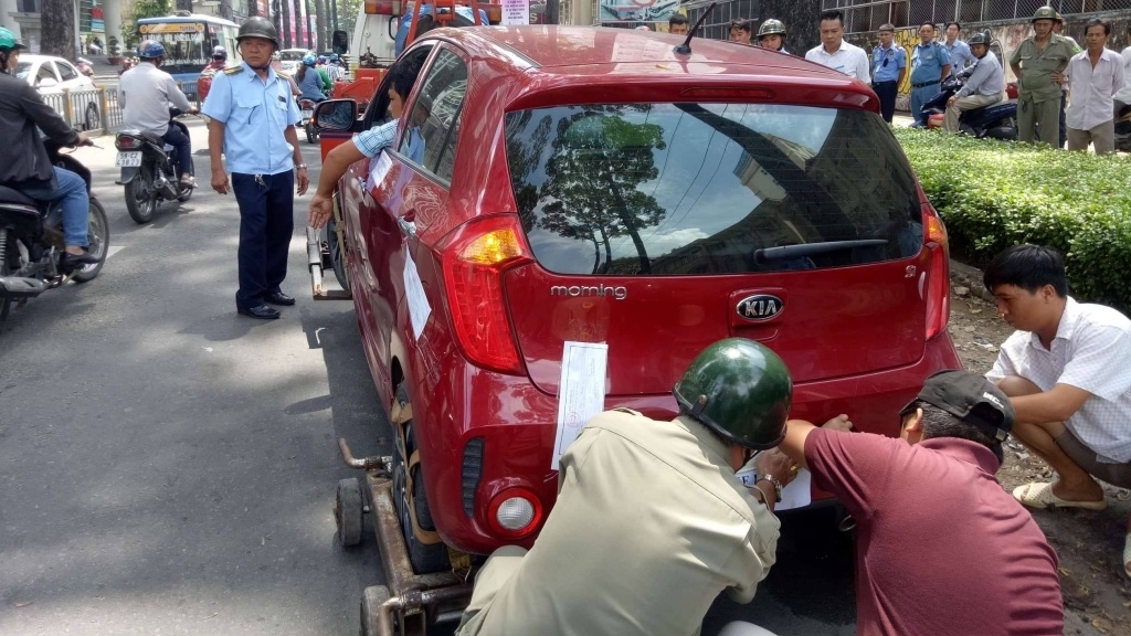 Ô tô được phép đỗ nửa xe trên vỉa hè từ 1/7