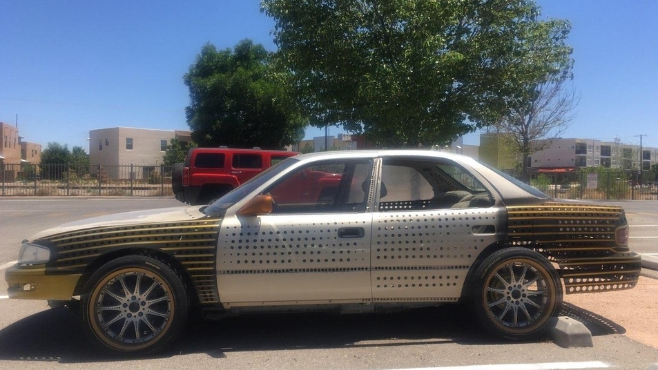 Chiếc Toyota Camry có thân vỏ thủng lỗ chỗ như 