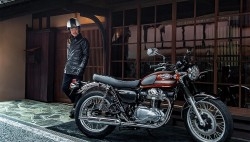 Kawasaki giới thiệu mô tô  W800 2022 với kiểu dáng cổ điển