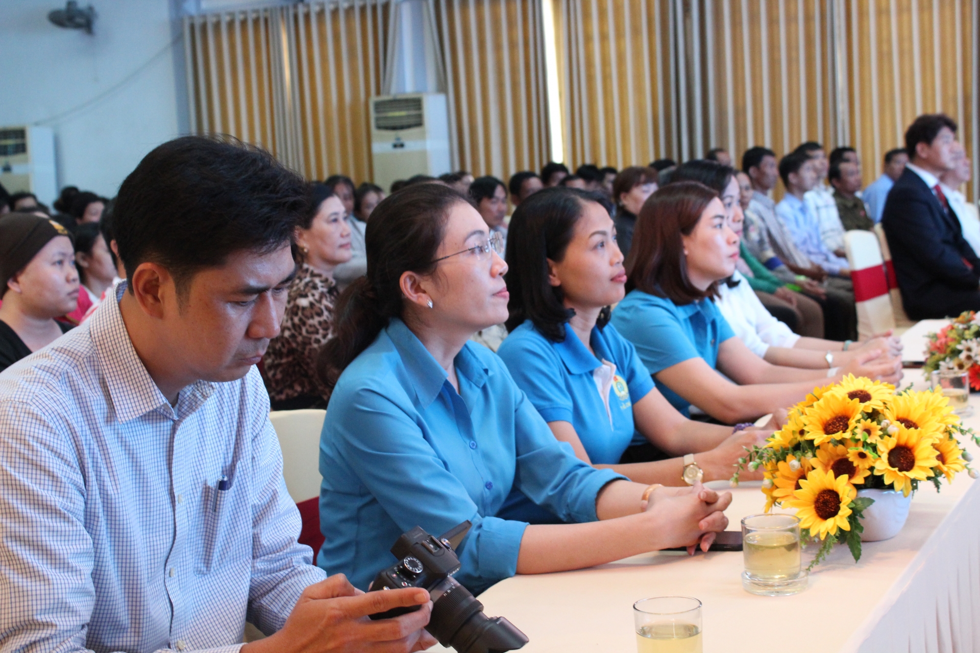 Chương trình "Vòng tay yêu thương" trao quà cho công nhân khó khăn bị bệnh hiểm nghèo chuong trinh vong tay yeu thuong trao qua cho cong nhan kho khan bi benh hiem ngheo