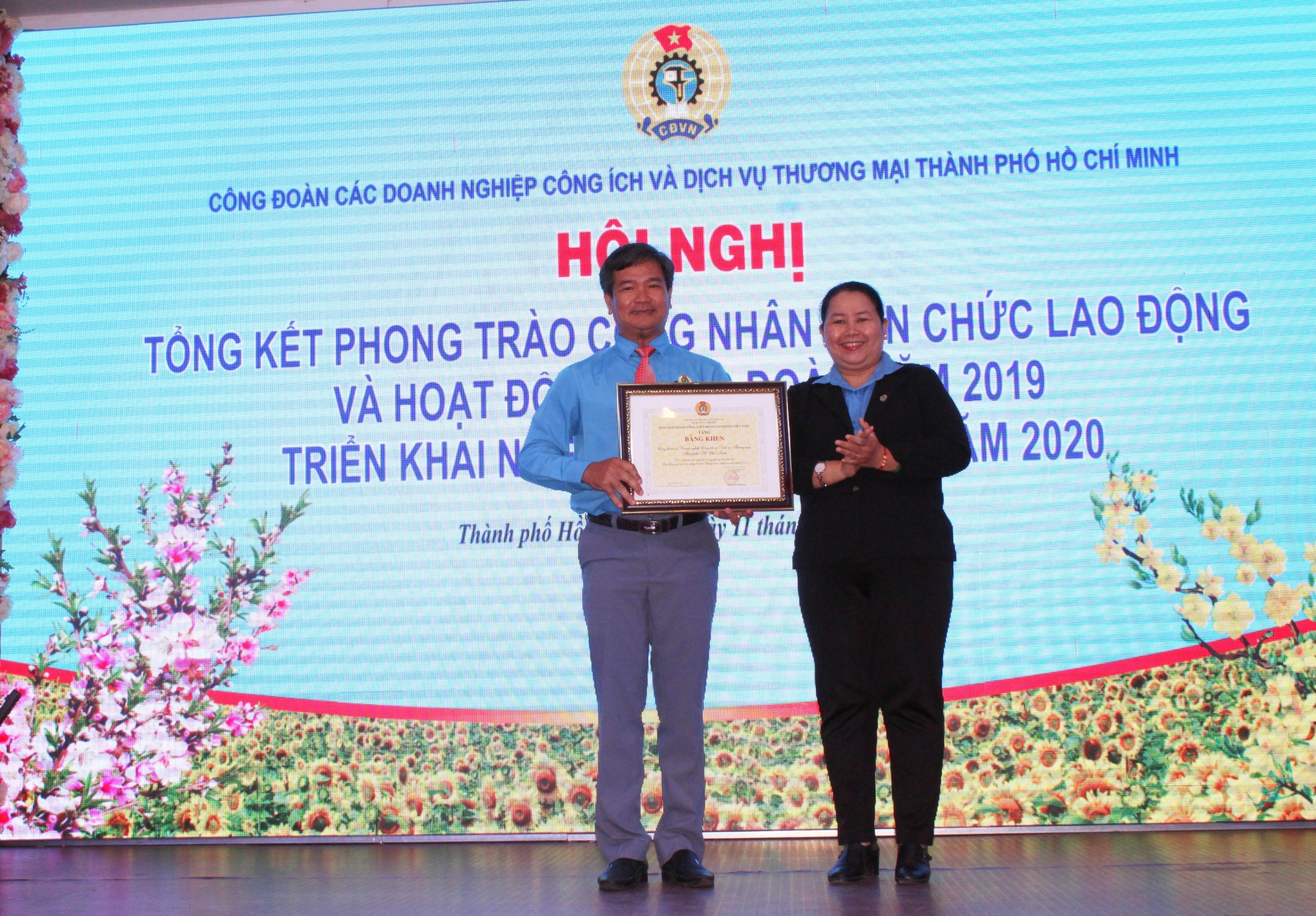 Công đoàn các Doanh nghiệp Công ích và Dịch vụ Thương mại nhận cờ thi đua của Tổng LĐLĐ cong doan cac doanh nghiep cong ich va dich vu thuong mai nhan co thi dua cua tong ldld