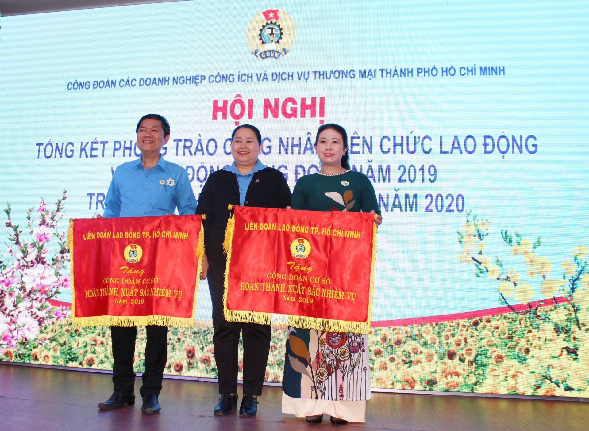 Công đoàn các Doanh nghiệp Công ích và Dịch vụ Thương mại nhận cờ thi đua của Tổng LĐLĐ cong doan cac doanh nghiep cong ich va dich vu thuong mai nhan co thi dua cua tong ldld