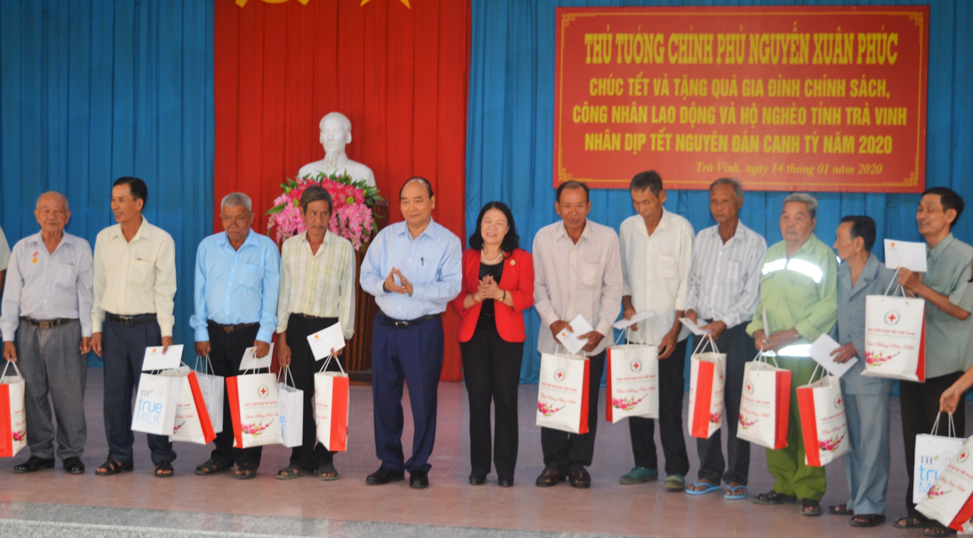 thu tuong nguyen xuan phuc trao qua tet cho nguoi lao dong kho khan tai tra vinh