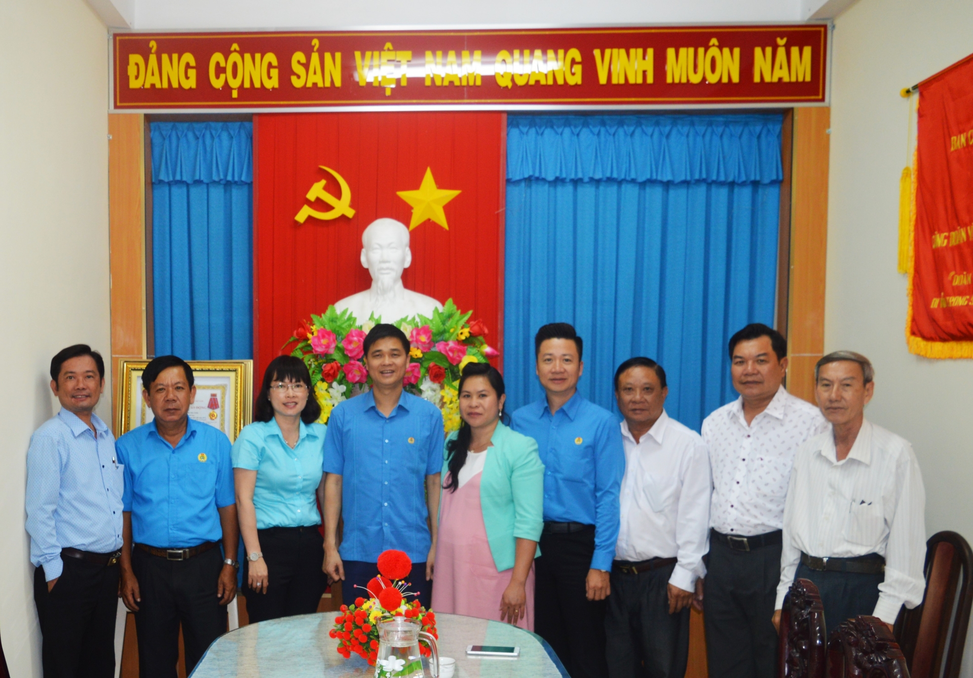 thu tuong nguyen xuan phuc trao qua tet cho nguoi lao dong kho khan tai tra vinh