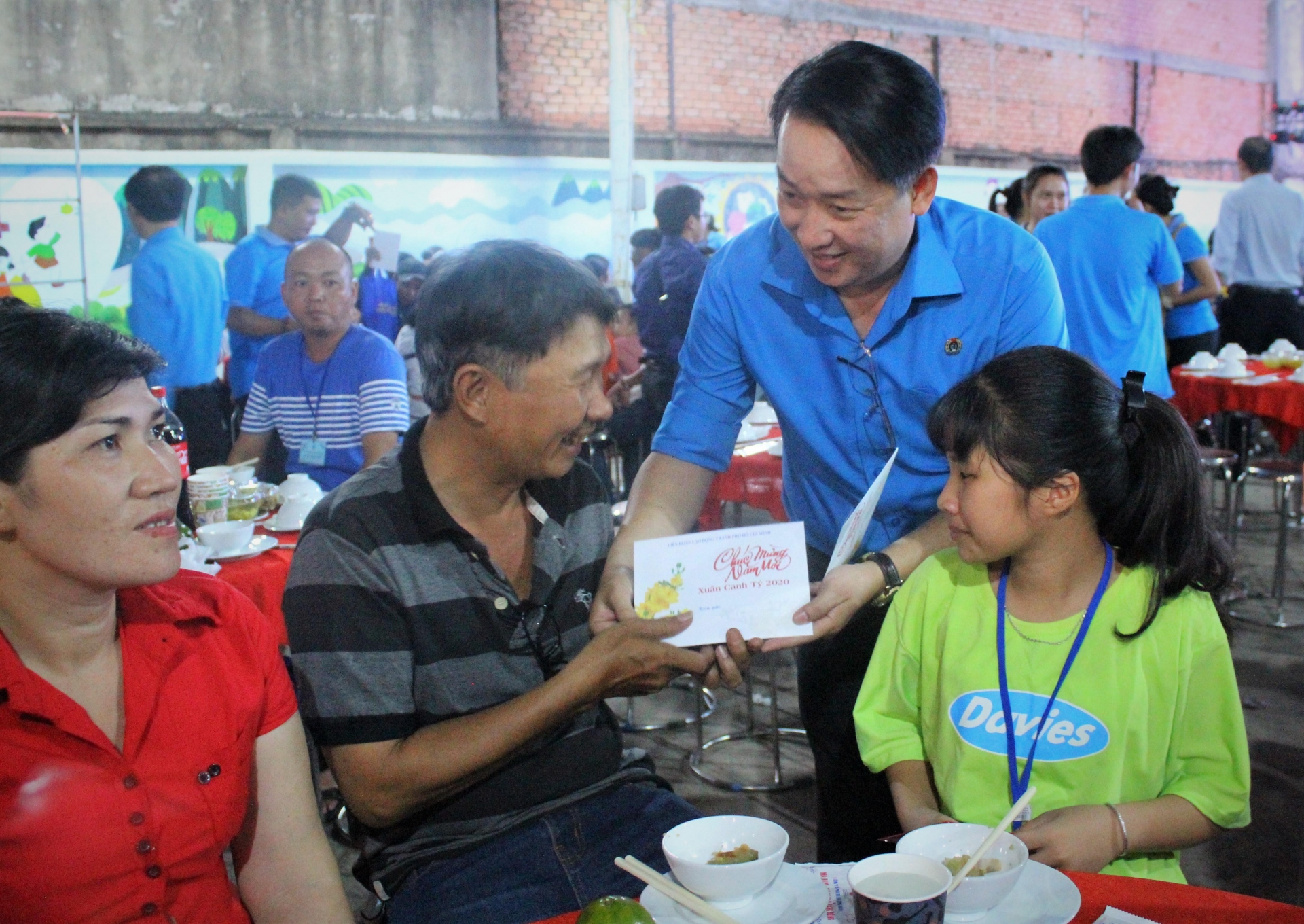 LĐLĐ TP. Hồ Chí Minh: Tặng quà cho 260 gia đình công nhân không về quê đón Tết Canh Tý ldld tp ho chi minh tang qua cho 260 gia dinh cong nhan khong ve que don tet canh ty