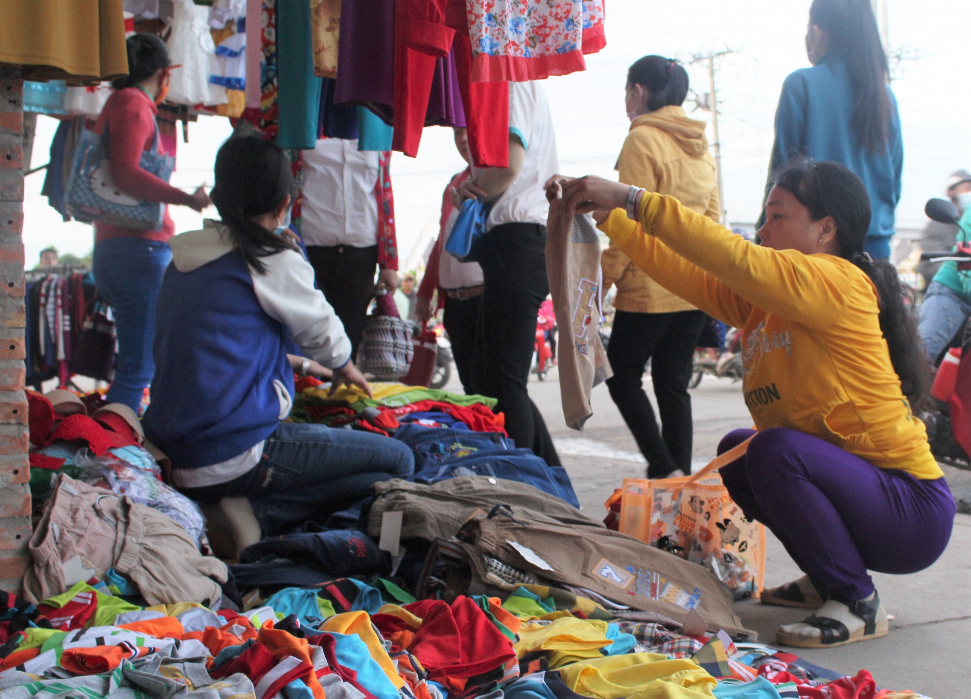 TP. Hồ Chí Minh: Công nhân háo hức mua sắm chuẩn bị về quê ăn Tết Canh Tý 2020 tp ho chi minh cong nhan hao huc mua sam chuan bi ve que an tet canh ty 2020