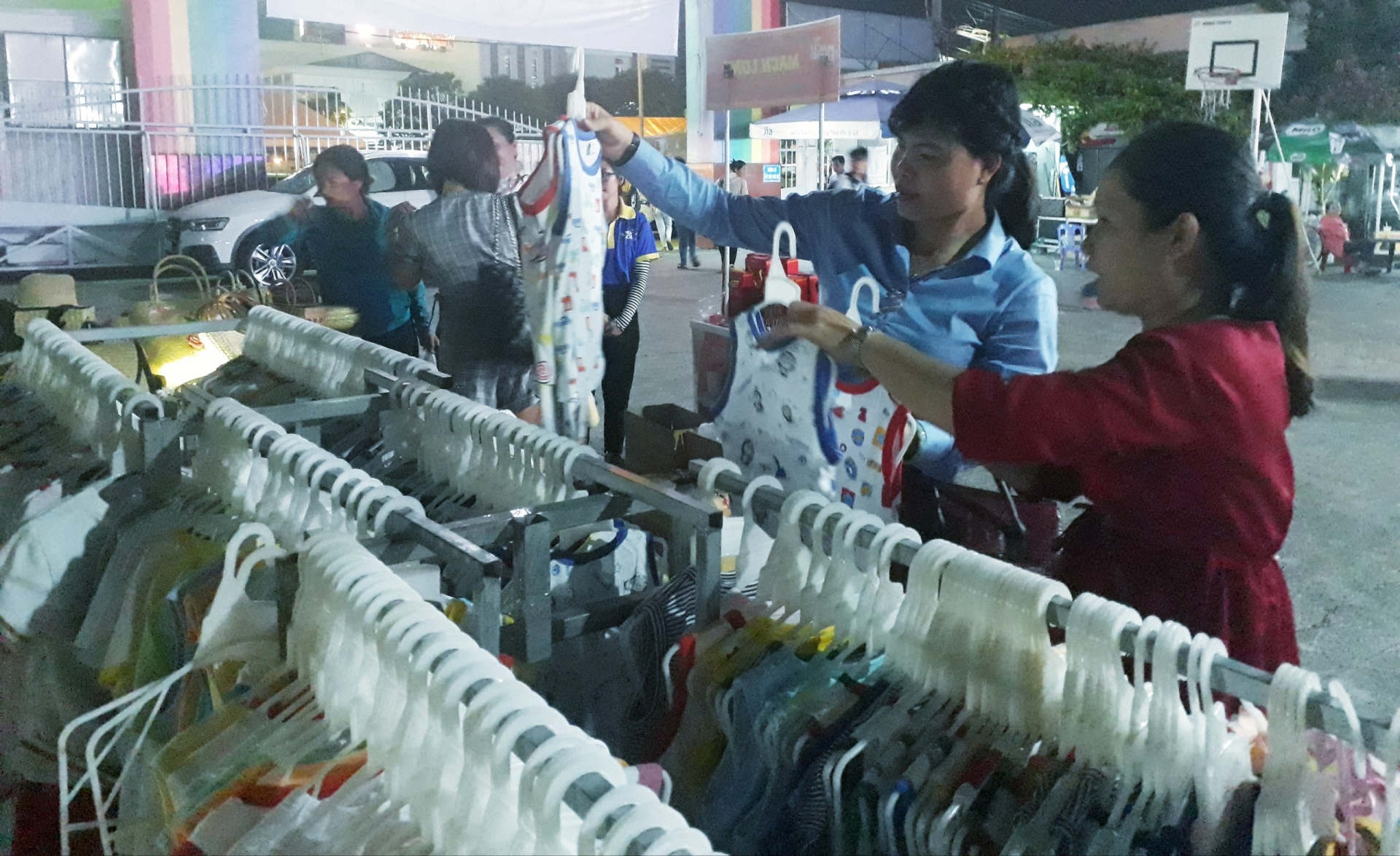 Công nhân tất bật mua sắm ngày cuối tuần để về quê đón Tết cong nhan tat bat mua sam ngay cuoi tuan de ve que don tet