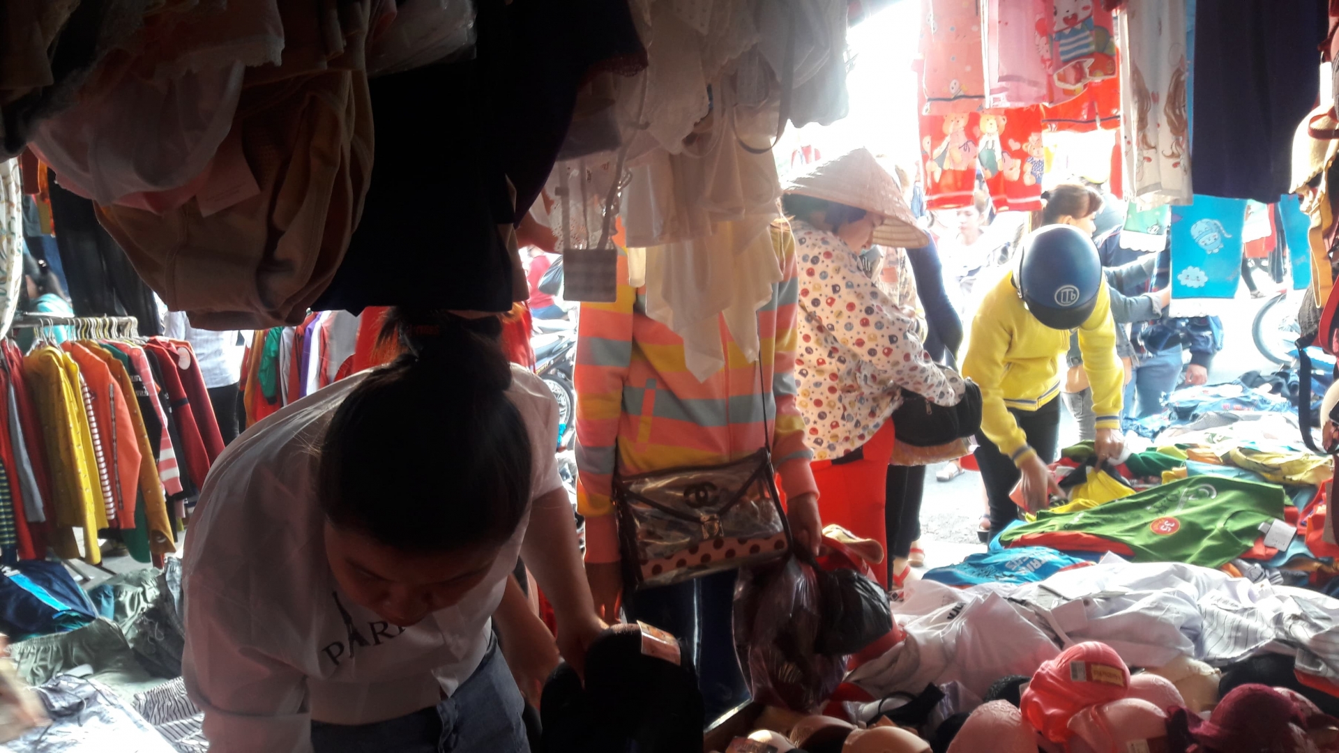 Công nhân tất bật mua sắm ngày cuối tuần để về quê đón Tết cong nhan tat bat mua sam ngay cuoi tuan de ve que don tet