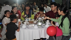 458 cong nhan hanh phuc hao huc len tau ve que an tet cung tam ve nghia tinh