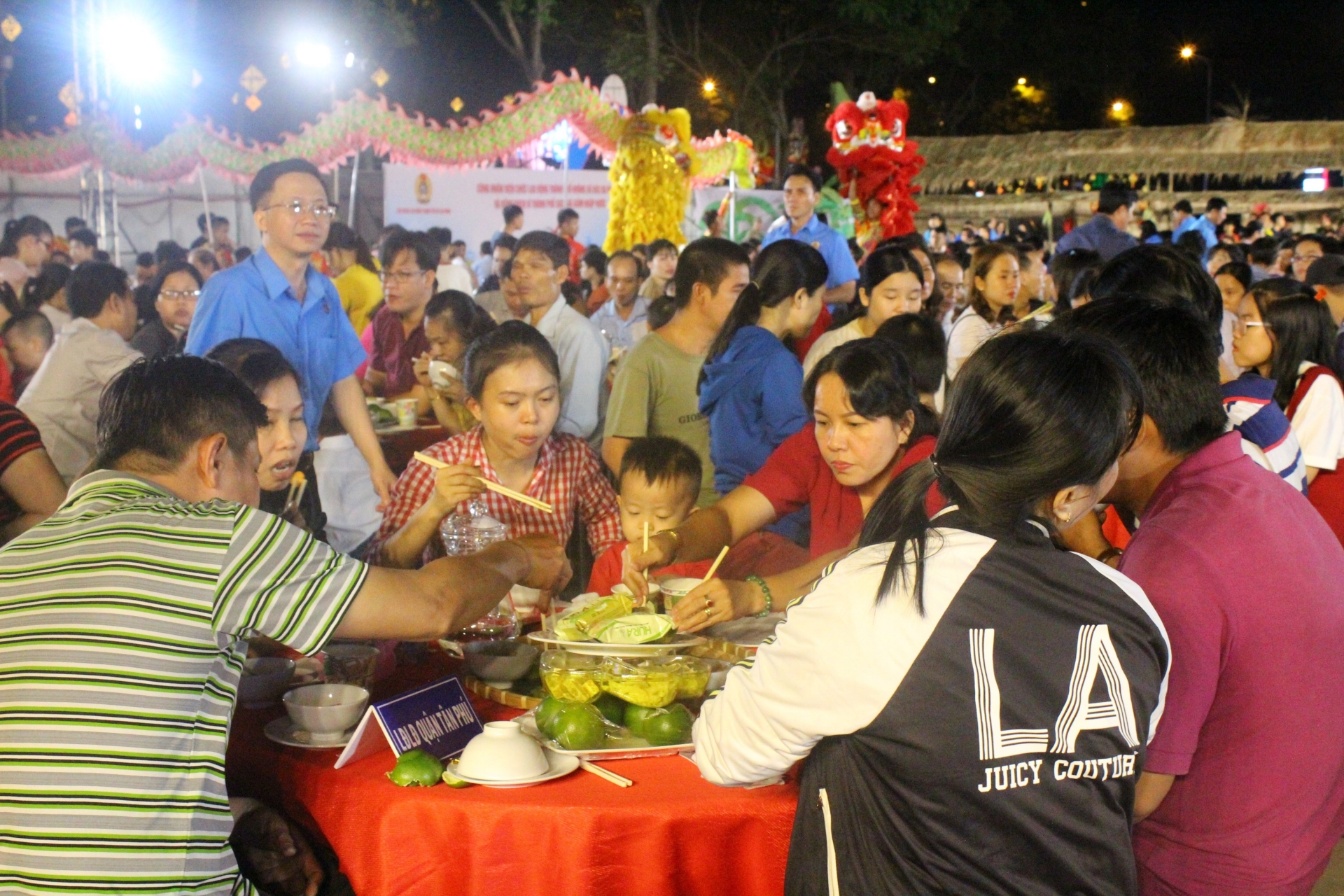 Gia đình công nhân hoàn cảnh khó khăn ấm áp vì có Tết sum vầy gia dinh cong nhan hoan canh kho khan am ap vi co tet sum vay