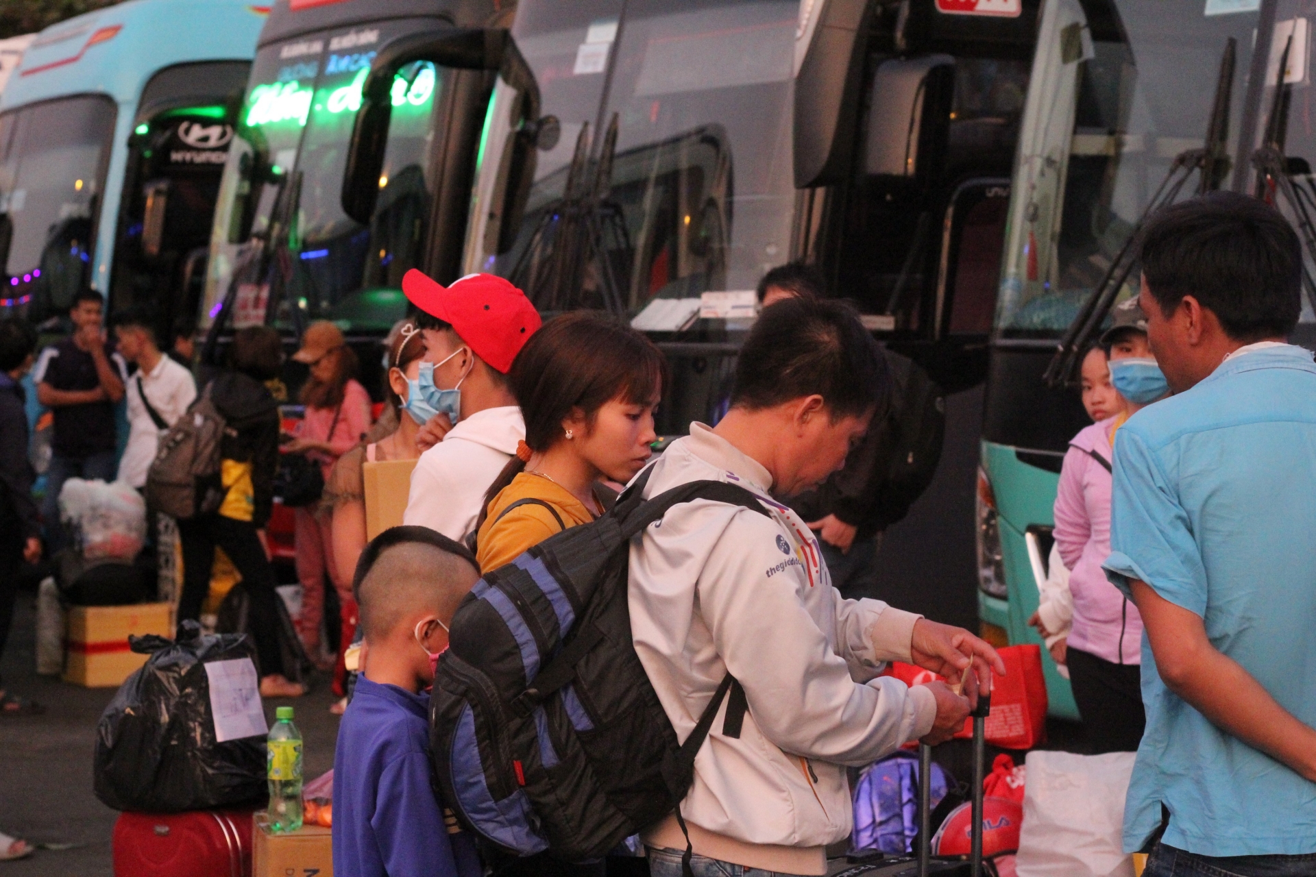 "Cám cảnh" người lao động về quê đón Tết Canh Tý tại các bến xe khách cam canh nguoi lao dong ve que don tet canh ty tai cac ben xe khach