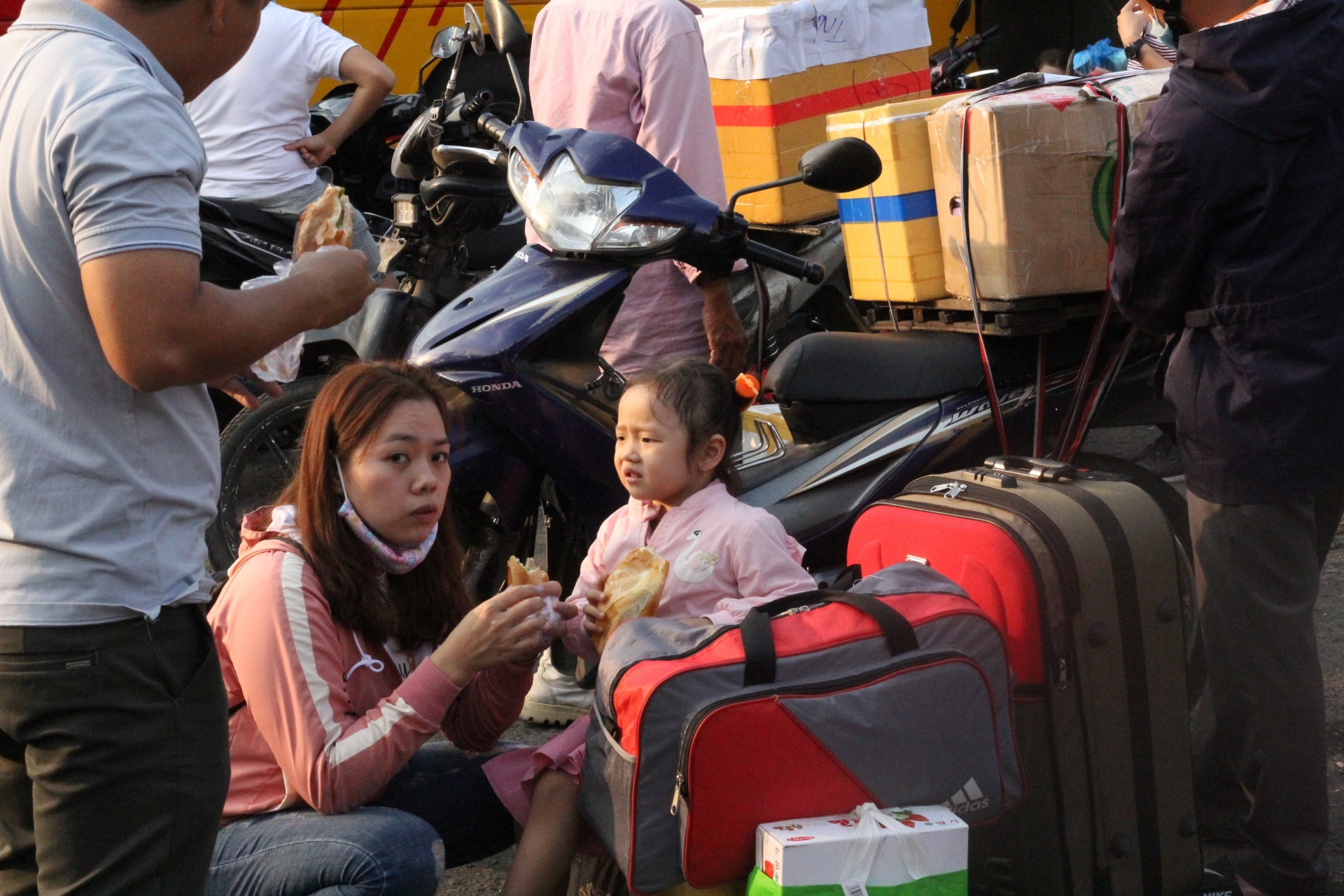 "Cám cảnh" người lao động về quê đón Tết Canh Tý tại các bến xe khách cam canh nguoi lao dong ve que don tet canh ty tai cac ben xe khach