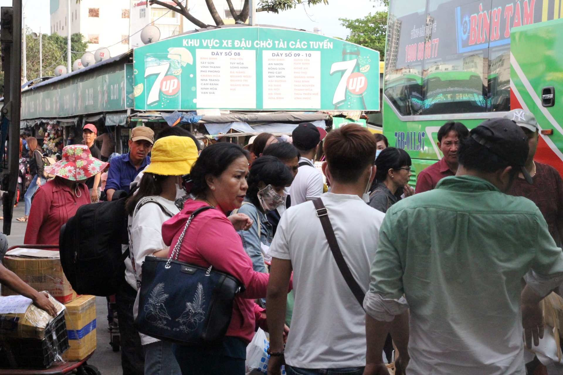 "Cám cảnh" người lao động về quê đón Tết Canh Tý tại các bến xe khách cam canh nguoi lao dong ve que don tet canh ty tai cac ben xe khach