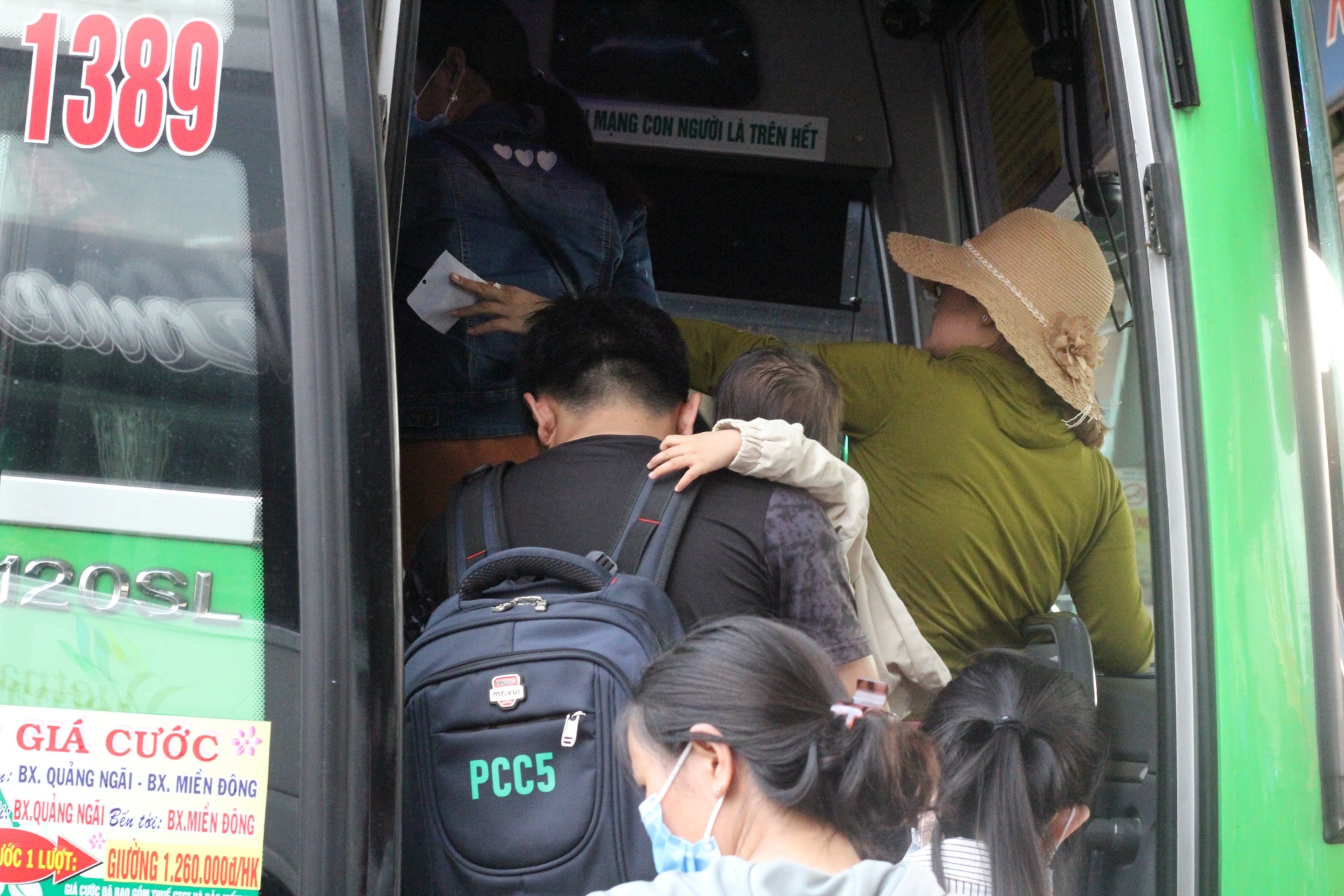 "Cám cảnh" người lao động về quê đón Tết Canh Tý tại các bến xe khách cam canh nguoi lao dong ve que don tet canh ty tai cac ben xe khach