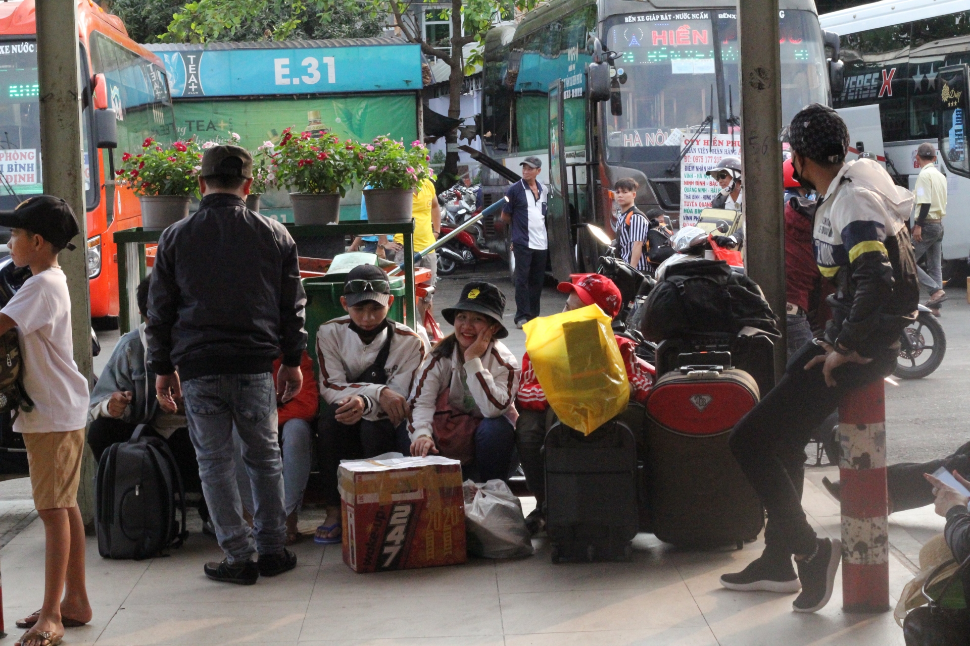 "Cám cảnh" người lao động về quê đón Tết Canh Tý tại các bến xe khách cam canh nguoi lao dong ve que don tet canh ty tai cac ben xe khach