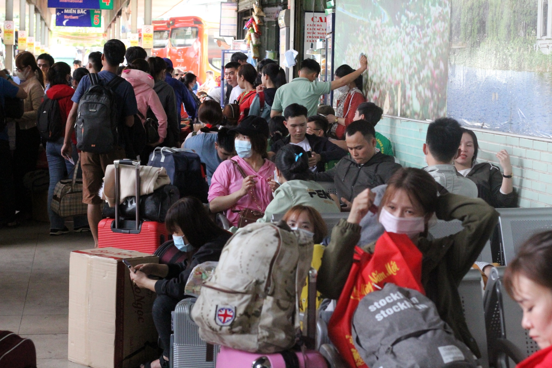 "Cám cảnh" người lao động về quê đón Tết Canh Tý tại các bến xe khách cam canh nguoi lao dong ve que don tet canh ty tai cac ben xe khach