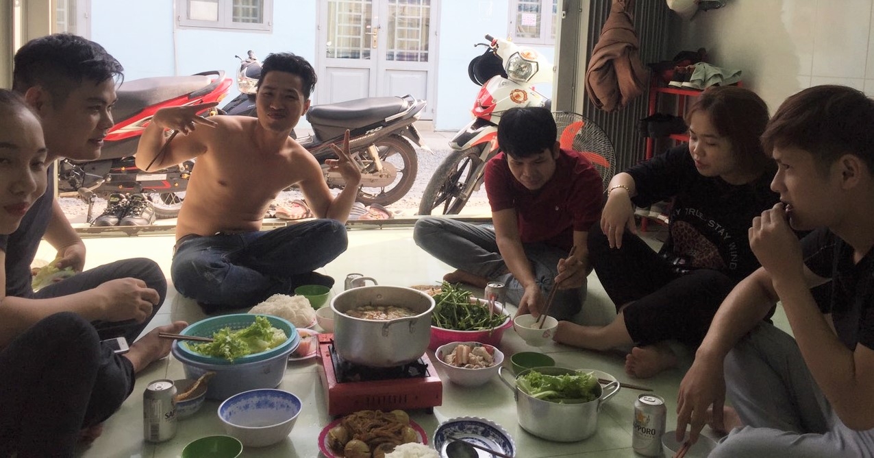 Bữa tiệc tất niên nơi xóm trọ công nhân: Không ép nhau bia rượu bua tiec tat nien noi xom tro cong nhan khong ep nhau bia ruou