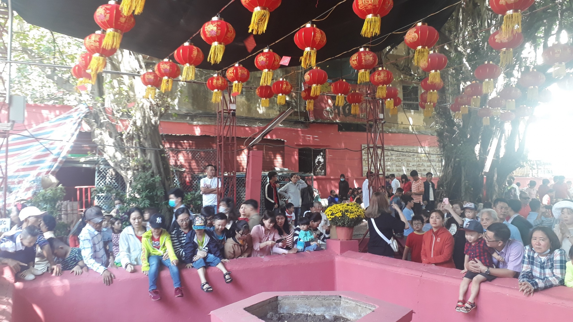 TP.HCM: Người dân nô nức đi chùa cầu may trong ngày mùng Một Tết Canh Tý tphcm nguoi dan no nuc di chua cau may trong ngay mung mot tet canh ty