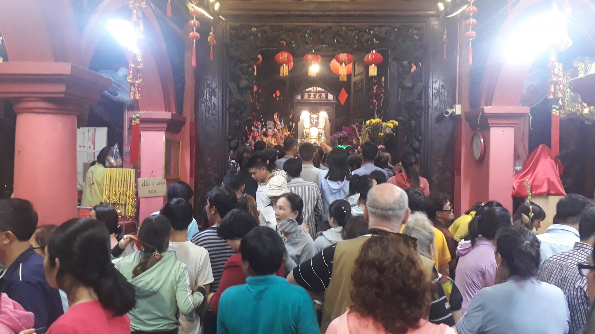 TP.HCM: Người dân nô nức đi chùa cầu may trong ngày mùng Một Tết Canh Tý tphcm nguoi dan no nuc di chua cau may trong ngay mung mot tet canh ty