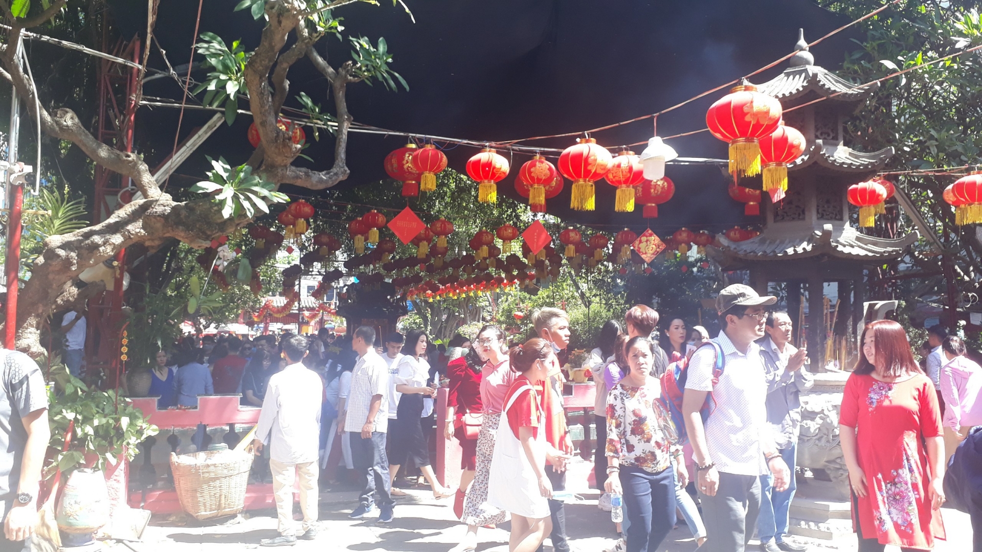 TP.HCM: Người dân nô nức đi chùa cầu may trong ngày mùng Một Tết Canh Tý tphcm nguoi dan no nuc di chua cau may trong ngay mung mot tet canh ty