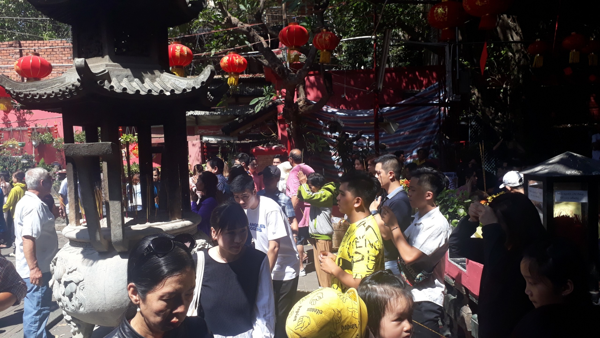 TP.HCM: Người dân nô nức đi chùa cầu may trong ngày mùng Một Tết Canh Tý tphcm nguoi dan no nuc di chua cau may trong ngay mung mot tet canh ty