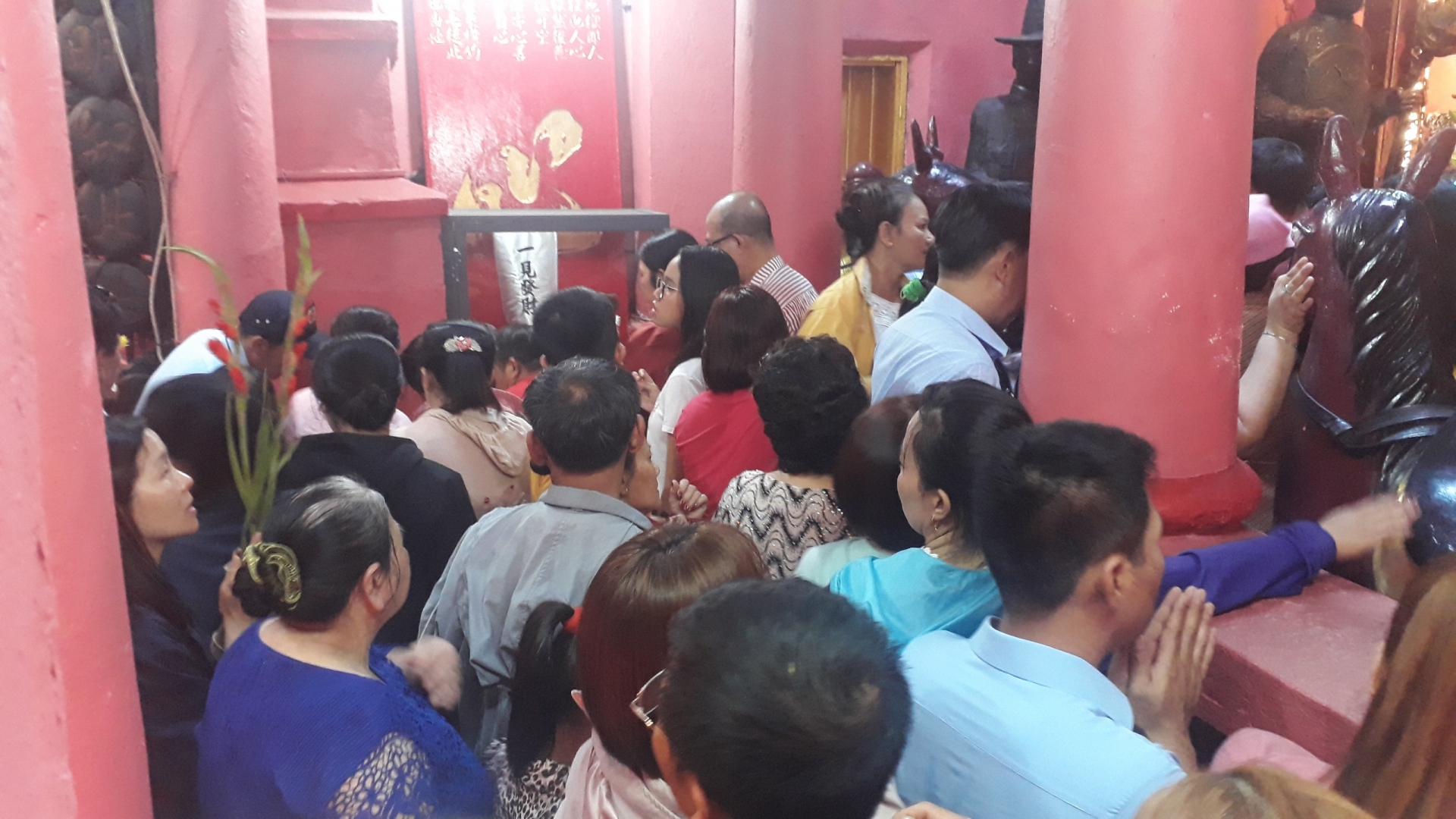 TP.HCM: Người dân nô nức đi chùa cầu may trong ngày mùng Một Tết Canh Tý tphcm nguoi dan no nuc di chua cau may trong ngay mung mot tet canh ty