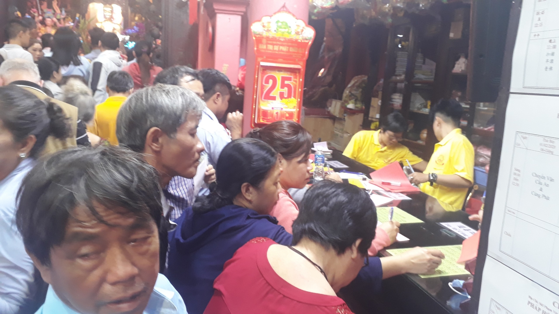 TP.HCM: Người dân nô nức đi chùa cầu may trong ngày mùng Một Tết Canh Tý tphcm nguoi dan no nuc di chua cau may trong ngay mung mot tet canh ty