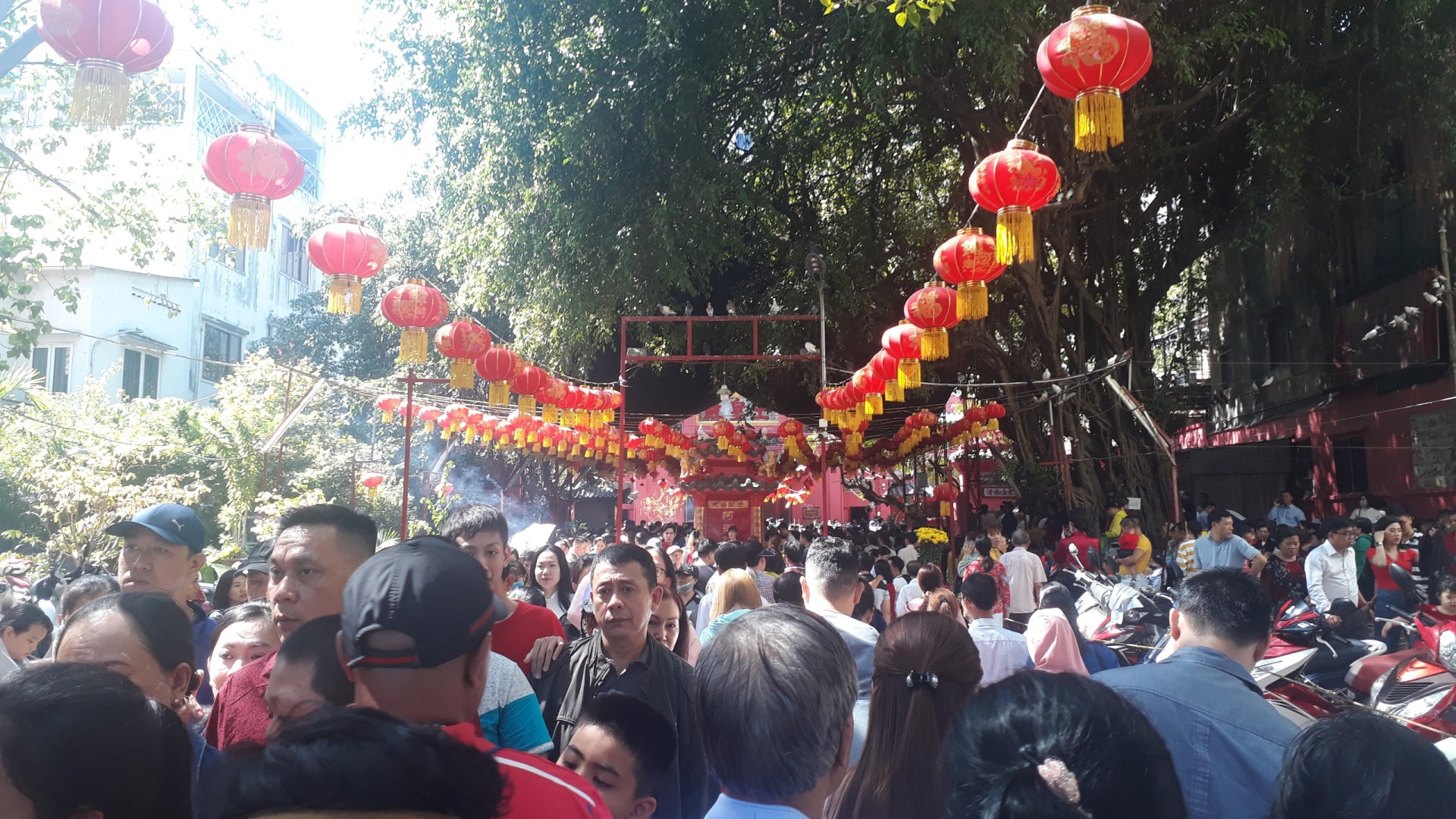 TP.HCM: Người dân nô nức đi chùa cầu may trong ngày mùng Một Tết Canh Tý tphcm nguoi dan no nuc di chua cau may trong ngay mung mot tet canh ty