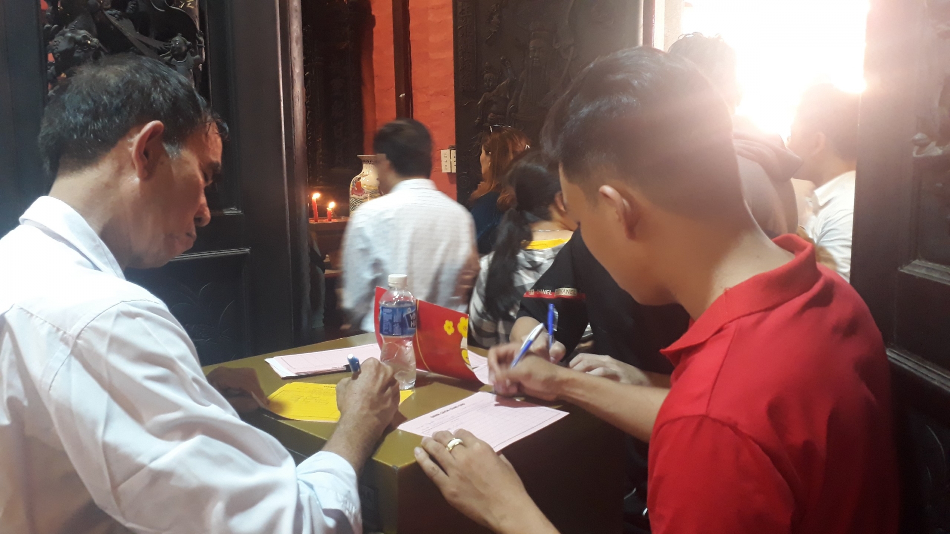 TP.HCM: Người dân nô nức đi chùa cầu may trong ngày mùng Một Tết Canh Tý tphcm nguoi dan no nuc di chua cau may trong ngay mung mot tet canh ty